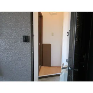 プラザケアンズA棟【201号室】の玄関