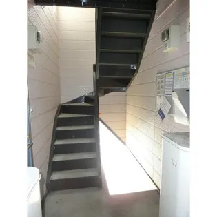 プラザケアンズA棟【201号室】の玄関