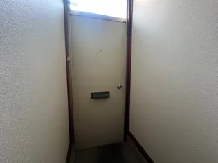 八尾木貸家の玄関