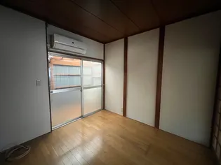 八尾木貸家の居間