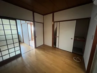 八尾木貸家の居間