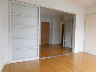 シャトル木花台F棟【201号室】の居間