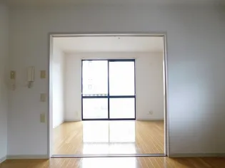 シャトル木花台F棟【201号室】の居間