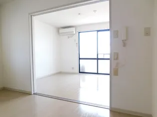 シャトル木花台H棟【101号室】の居間