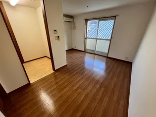 エミールシャラン・Ⅱ【2階】の居間