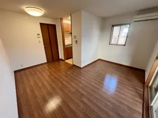 エミールシャラン・Ⅱ【2階】の居間