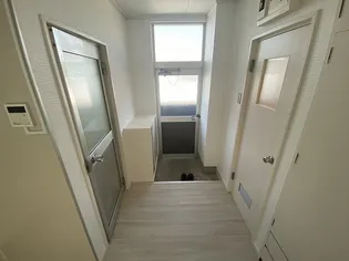 サザンウイング2番館【302号室】の玄関