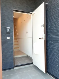 ラ・ランコントル【2階】の玄関