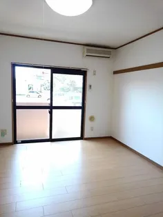 ラフィ−ナサイト2【1階】の居間