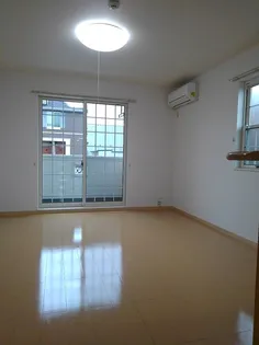 エンブレイス A【1階】の居間