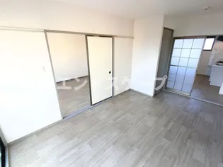 メゾン・ド・カメリア【201号室】の居間