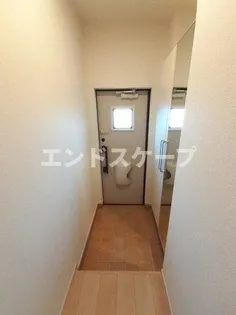 ミニヨン【2階】の玄関