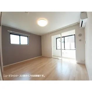 フラット・スリ-【1階】の外観