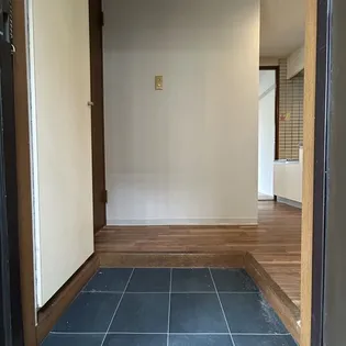 カミングビル【3階】の玄関