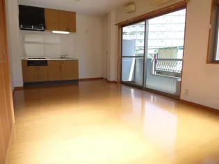 プチ・サンタフェ【102号室】の居間