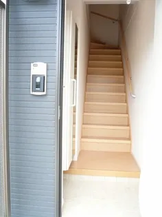 ハイブリッジ【2階】の玄関