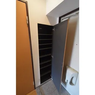 ベクヴェーム・ラウム【4階】の玄関