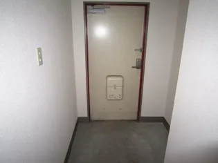 フレンドリーハウス【2階】の玄関