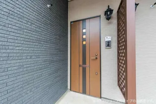 プリムヴェール B【1階】の玄関