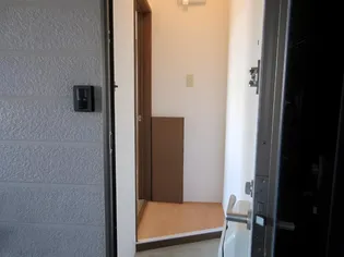 プラザケアンズA棟【201号室】の玄関