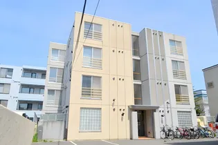 エムプラス山鼻【4階】の外観