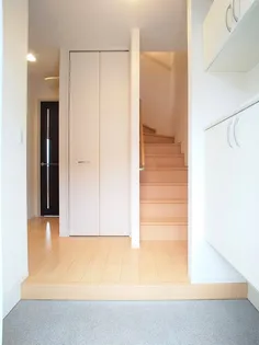 ロイヤル・メゾン A棟【101号室】の玄関