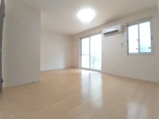 ロイヤル・メゾン A棟【102号室】の居間