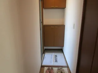 COMODO楠B【2階】の玄関