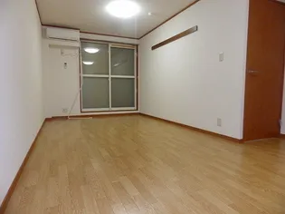 サープラス石塚B【1階】の居間