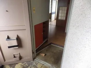 八まきビル【3B号室】の玄関