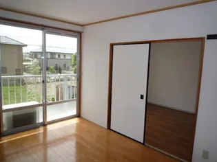 プレジール三宅B【B203号室】の居間