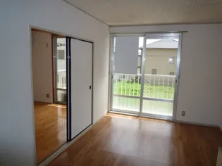 プレジール三宅B【B203号室】の居間