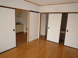 プレジール三宅B【B203号室】の居間