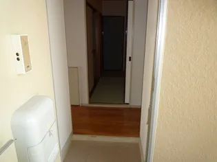 プレジール三宅B【B203号室】の玄関