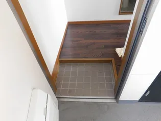 旭ハイツ【B2号室】の玄関