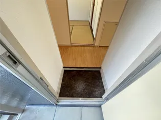 プレジール前山【2階】の玄関