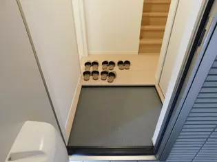 ルミウス【2階】の玄関