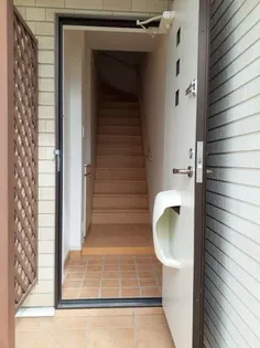 ファイン・ゼファー【2階】の玄関