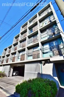 メネダス【2階】の外観