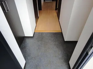 ウエストアヴェニュー【2階】の玄関