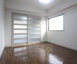 シャンポール御所南【303号室】の居間