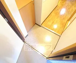 新町館【1階】の玄関