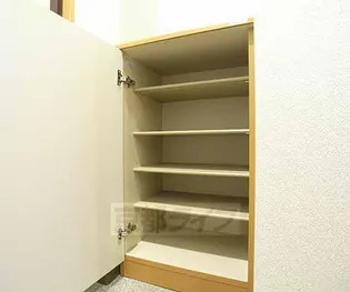 新町館【1階】の玄関