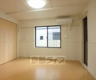 フラワータウン アイリス【106号室】の居間