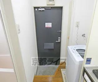 レオパレス西陣A・B【B201号室】の玄関