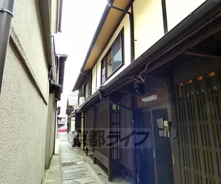 京都府京都市下京区仏光寺通油小路東入木賊山町【テラスハウス】の外観