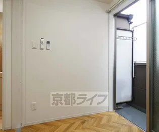 nico西大路【302号室】の居間