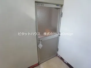 ニュー諏訪山マンション【1階】の玄関