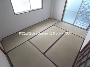 ニュー諏訪山マンション【1階】の居間