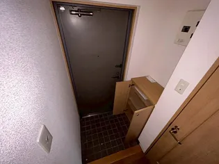 アミーグランコート三宮【4階】の玄関